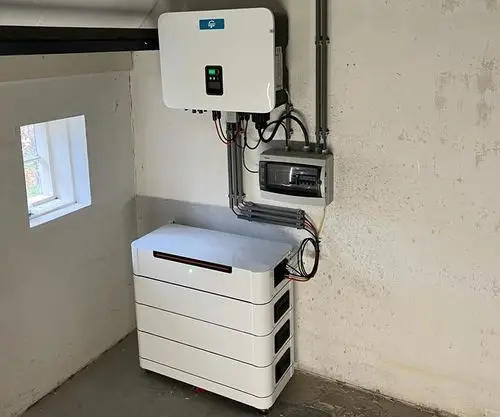 Thuisbatterij voor zonne energie opslaan en verlagen energiekosten Thuisbatterij en omvormer gemonteerd aan de muur in een technische ruimte